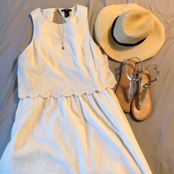 H&M Dresses & Skirts - Lined White Summer Dress w/ Keyhole Back 🌸